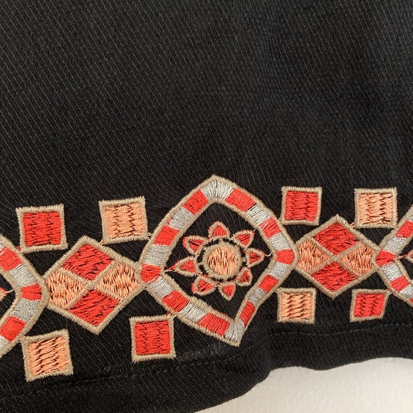 THE WALLFLOWER Size: M Black Embroidered V-Neck Long Bell Sleeve Cropped Top - Picture 6 of 9